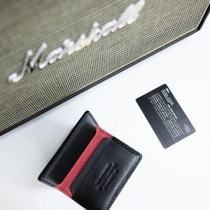 Tarjetero plegable de cuero: cartera minimalista para 4 a 8 tarjetas, documentos de identidad y tarjetas de visita. Estuche de bolsillo negro y rojo hecho a mano.