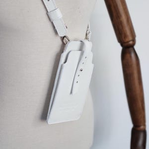 Bolso bandolera de piel para teléfono – Soporte minimalista con correa – Con espacio para efectivo, tarjetas y libreta – 19 x 11,5 cm