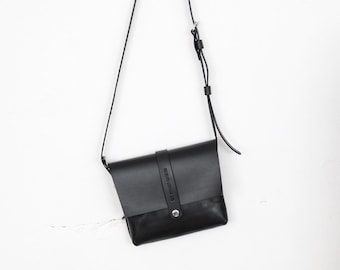 She Mini: Bolso de hombro holgado de cuero negro
