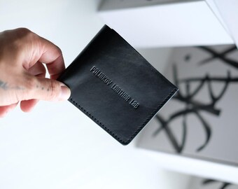 Slim Leather Wallet – M2 Minimalist Bifold for Men – Holds 4–8 Cards & Cash – Pocket-Friendly No-Button Design