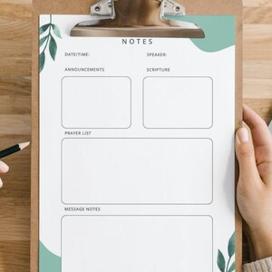 Puede incluir: Un portapapeles con una hoja de papel blanca con un diseño de hojas verdes y turquesas. El papel tiene secciones etiquetadas como "Notas", "Fecha/Hora", "Anuncios", "Orador", "Escritura", "Lista de oración" y "Notas del mensaje".