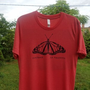 Migración UNISEX Corte CREW Cuello Coraje La Valentia Monarch Butterfly camiseta