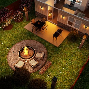 Puede incluir: Vista a&eacute;rea de un jard&iacute;n con hoguera, patio y casa peque&ntilde;a. La hoguera tiene una base de piedra y fuego encendido. El patio tiene mesa y sillas, y una barbacoa. Luces de cadena iluminan el jard&iacute;n.