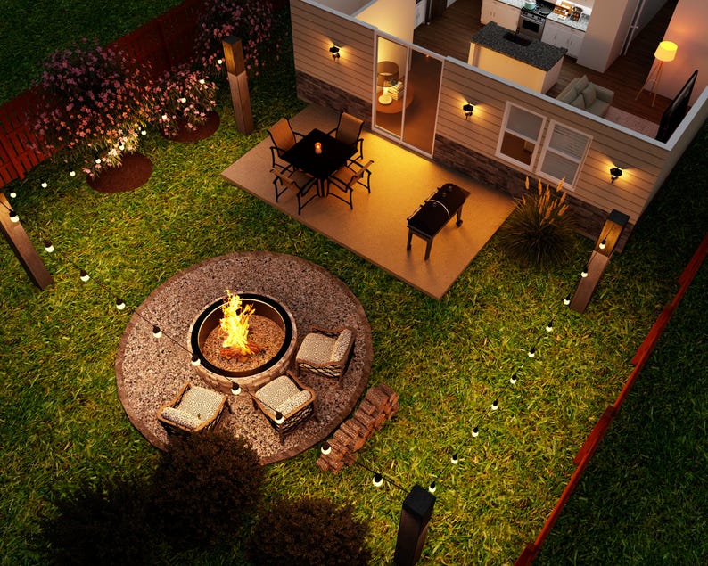 Puede incluir: Vista a&eacute;rea de un jard&iacute;n con hoguera, patio y casa peque&ntilde;a. La hoguera tiene una base de piedra y fuego encendido. El patio tiene mesa y sillas, y una barbacoa. Luces de cadena iluminan el jard&iacute;n.