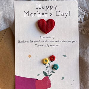 Tarjeta del Día de la Madre hecha a mano: tarjeta de felicitación del Día de la Madre con flores y corazón, tarjeta de lino de 5 x 7 con sobre artesanal