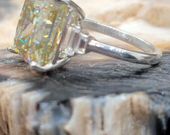 6,5 ct/12*10 mm krossad is kanariegul moissanit med 5 stenar