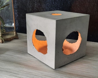 Beton Objekt >>Quader mit bizarren Durchbrüchen