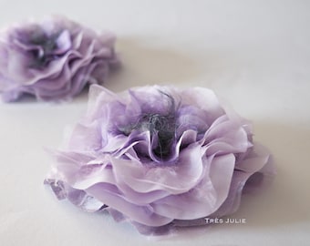 Ansteckblume, Ansteckblüte, Hochzeit, flieder, lila, Headpiece, fascinator, Blüte, Brosche, Très Julie, Seidenblume, Seidenblüte