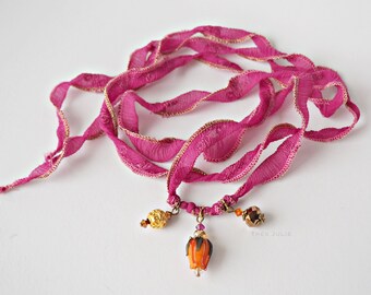 Wickelarmband aus Seide mit 3 kleinen Anhängern, Lampwork, Blütenperle, Seidenarmband, pink, fuchsia, gold