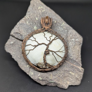Pendentif Arbre de Vie en cuivre tissé à la main et coquillage | Collier bohème en fil oxydé