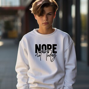 Puede incluir: Sudadera blanca con texto negro que dice "NOPE not today".