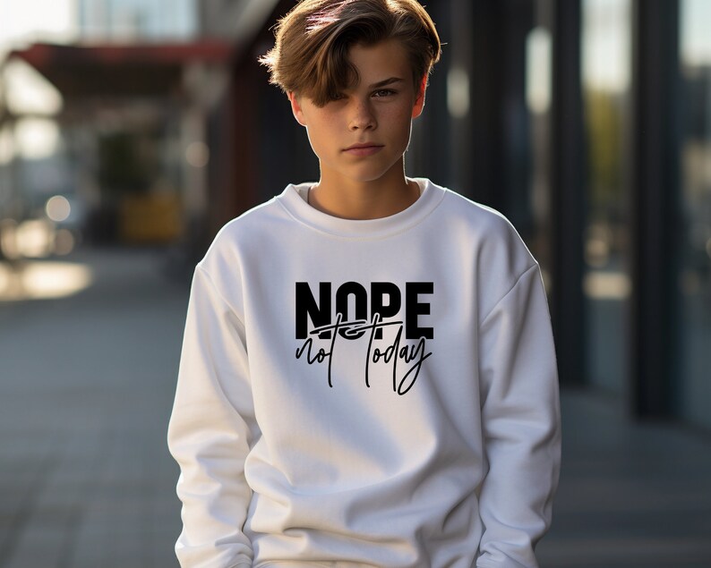 Puede incluir: Sudadera blanca con texto negro que dice "NOPE not today".