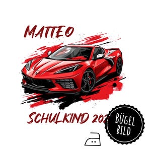 Peut inclure: Graphique d'une voiture de sport rouge avec le nom "MATTEO" au-dessus et "SCHULKIND 2021" en dessous. L'image comprend un motif éclaboussé noir et rouge et un badge "BÜGEL BILD".