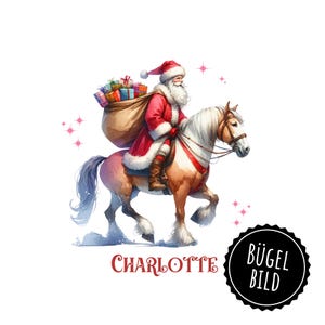 Op de afbeelding: Waterverfillustratie van de Kerstman op een paard, met een zak vol cadeaus. De Kerstman draagt een rood pak en hoed met witte rand. Het paard is bruin en wit. De tekst "CHARLOTTE" staat onderaan. Een zwarte cirkel met "BÜGEL BILD".