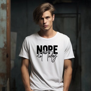 Puede incluir: Camiseta blanca con texto negro que dice "NOPE not today".