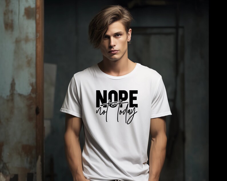 Puede incluir: Camiseta blanca con texto negro que dice "NOPE not today".