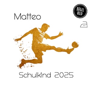 Peut inclure: Une silhouette dorée d'un enfant qui donne un coup de pied dans un ballon de football avec le texte "Matteo" et "Schulkind 2025" sur un fond blanc.