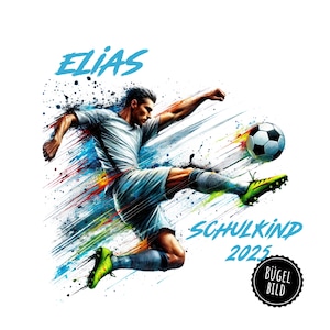 Könnte beinhalten: Ein farbenfrohes Bügelbild mit einem Fußballspieler, der einen Ball tritt, mit dem Text "ELIAS SCHULKIND 2023" und einem kleinen Kreis mit dem Text "BÜGEL BILD".