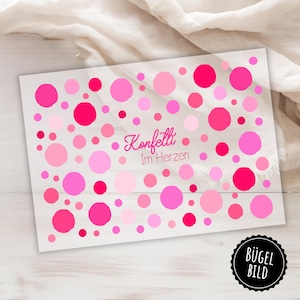 Könnte beinhalten: Ein weißer Hintergrund mit rosa und roten Konfetti-Kreisen. Der Text "Konfetti Im Herzen" ist in rosa Kursivschrift geschrieben.