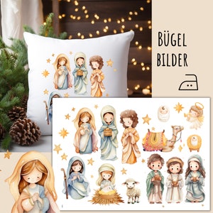 Peut inclure: Coussin blanc avec une illustration à l'aquarelle de la scène de la Nativité, comprenant Marie, Joseph et les trois rois mages, avec des étoiles dorées. Planche de transfert thermocollant supplémentaire avec des personnages de la Nativité et le texte "BÜGEL BILDER".