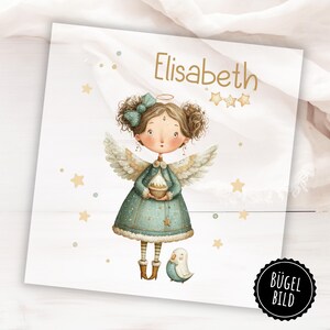 Könnte beinhalten: Eine bezaubernde Illustration eines Engels namens Elisabeth, der einen kleinen Kuchen hält. Der Engel trägt ein türkisfarbenes Kleid und hat gefiederte Flügel. Das Bild enthält goldene Sterne und den Text "Elisabeth" in goldener Schrift. Ein kleiner Vogel ist ebenfalls abgebildet.