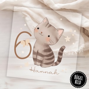 Peut inclure: Carte carrée avec une illustration de chat de dessin animé. Le chat est gris et brun, avec le chiffre 6 et le nom "Hannah". Le chat a des joues roses et est entouré d'étoiles. Un papillon est à côté du chiffre 6. Fond blanc.