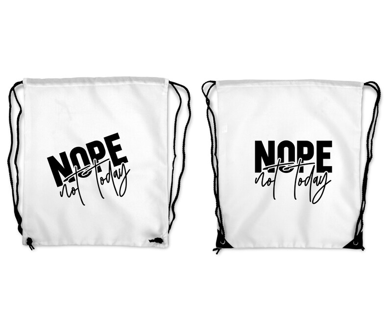 Puede incluir: Dos bolsas blancas de cord&oacute;n con correas negras. Las bolsas tienen el texto "NOPE not today" impreso en negro.
