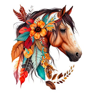 Könnte beinhalten: Aquarellillustration eines Pferdekopfes, verziert mit bunten Federn, Blumen und Blättern. Das Pferd hat ein braunes Fell mit weißen Abzeichen und eine dunkle Mähne. Das Kunstwerk zeigt eine lebendige Palette aus Orange, Rot, Türkis und Braun.