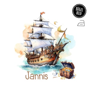 Könnte beinhalten: Eine Aquarell-Illustration eines braunen und weißen Schiffes mit Segeln, einer Schatztruhe und einer Möwe. Das Schiff segelt auf einem blauen Meer mit weißen Wellen. Der Text "Jannis" steht unter dem Schiff.