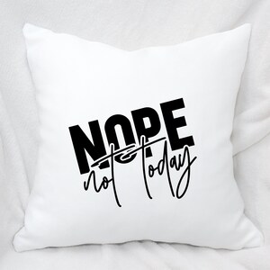 Puede incluir: Coj&iacute;n blanco con texto negro que dice "NOPE not today".