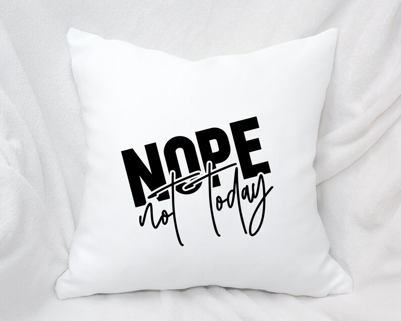 Puede incluir: Coj&iacute;n blanco con texto negro que dice "NOPE not today".