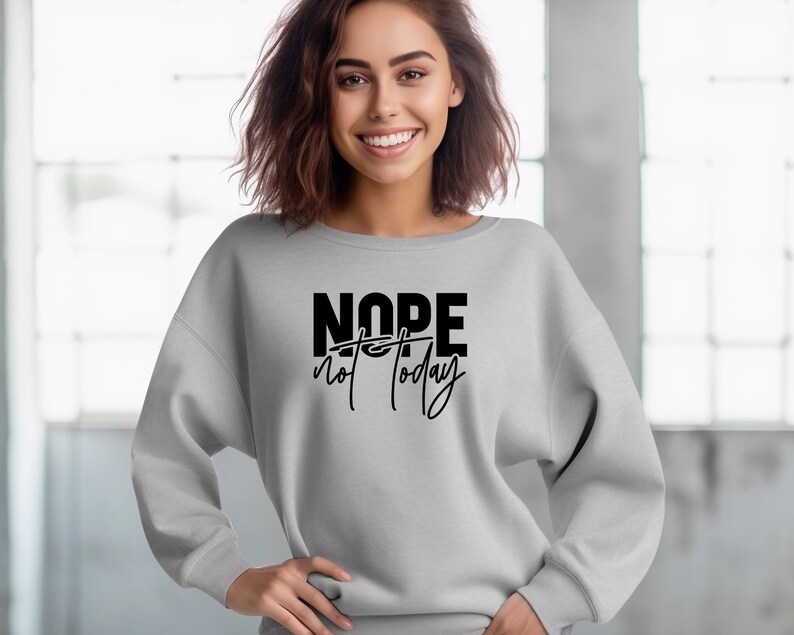 Puede incluir: Una sudadera gris con el texto "NOPE not today" impreso en negro.