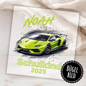Könnte beinhalten: Illustration eines limettengrünen Sportwagens mit dem Namen "NOAH" darüber. Das Wort "Schulkind" und das Jahr "2025" stehen unter dem Auto. Ein schwarz-weißer runder Aufkleber mit den Worten "BÜGEL BILD" befindet sich in der unteren rechten Ecke.