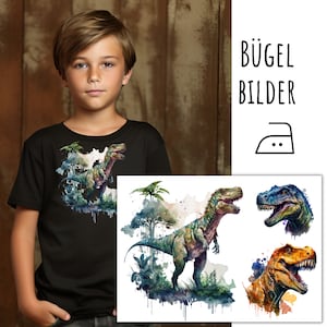 Könnte beinhalten: Ein schwarzes T-Shirt mit einem Aquarell-Dinosaurier-Design. Das Design zeigt einen Dinosaurier in einer Dschungelkulisse mit grünen Blättern und einer Palme. Das T-Shirt ist für Bügelbilder. Das Bild zeigt auch drei separate Bügelbilder von Dinosauriern im Aquarell-Stil.
