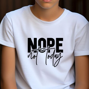 Puede incluir: Camiseta blanca con texto negro que dice "NOPE not today".
