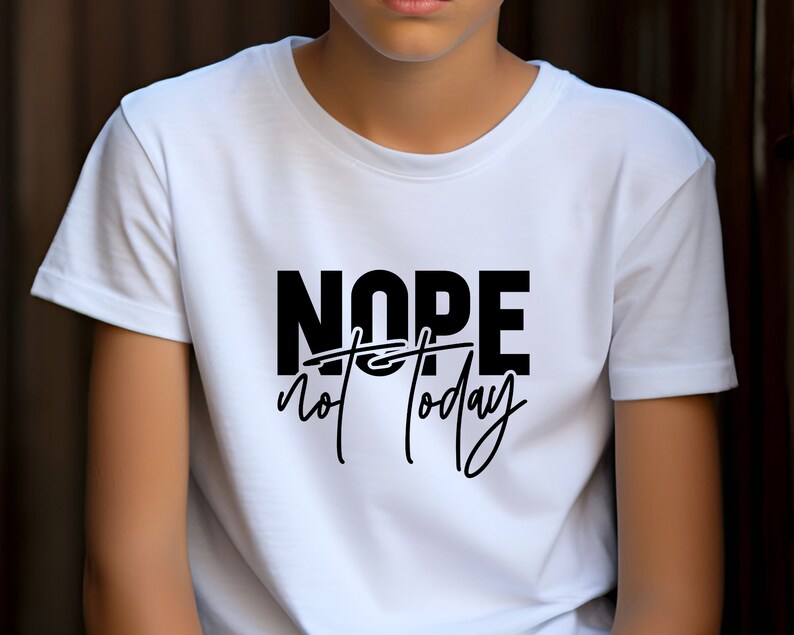 Puede incluir: Camiseta blanca con texto negro que dice "NOPE not today".