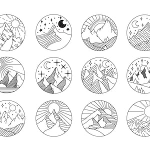 Può includere: Dodici illustrazioni in bianco e nero di montagne in linea d'arte in cornici circolari. Ogni illustrazione presenta una catena montuosa con un sole o una luna e stelle nel cielo.