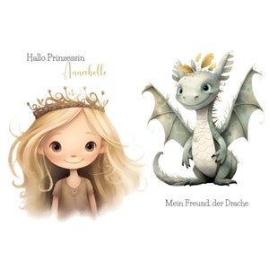 Peut inclure: Une princesse aux cheveux blonds avec une couronne dorée et un dragon vert amical avec des accents dorés. Le texte "Hallo Prinzessin Annabelle" est au-dessus de la princesse et "Mein Freund, der Drache" est en dessous du dragon.