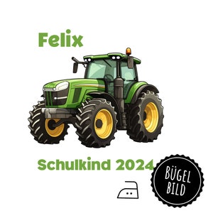Op de afbeelding: Groene tractor met de naam Felix en de tekst "Schulkind 2024" op een witte achtergrond. De afbeelding bevat ook een zwart-wit strijkijzerpictogram en een zwarte cirkel met de tekst "Bügel Bild" in wit.