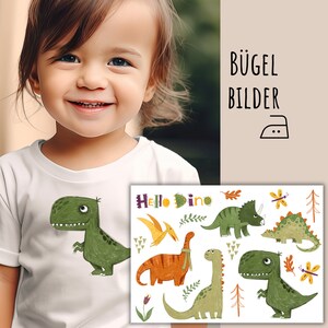 Op de afbeelding: Strijkbare dinosaurusontwerpen voor kleding. De ontwerpen omvatten een groene T-Rex, een paarse en oranje dinosaurus, een groene Triceratops, een groene Stegosaurus en een gele Pterodactyl. De tekst "Hello Dino" is ook in het ontwerp opgenomen.