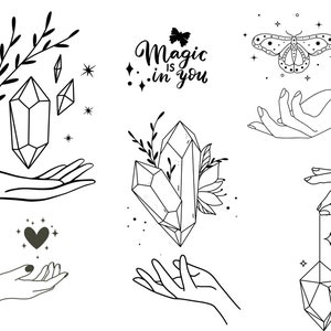 Può includere: Illustrazione in bianco e nero di linee d'arte di mani che tengono cristalli, una farfalla e un cuore. È incluso anche il testo "Magic is in you".
