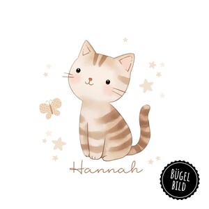 Könnte beinhalten: Eine niedliche Cartoon-Illustration einer braun-weiß gestreiften Katze mit rosa Nase und großen Augen. Die Katze sitzt mit ihrem Schwanz um den Körper gewickelt. Das Bild ist von kleinen Sternen und einem Schmetterling umgeben. Der Text "Hannah" steht unter der Katze.