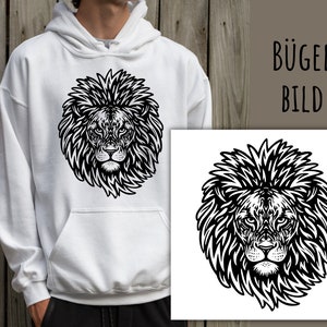 Könnte beinhalten: Weißer Hoodie mit einer schwarz-weißen Illustration eines Löwenkopfes auf der Vorderseite. Der Text "BÜGEL BILD" ist im Hintergrund sichtbar.
