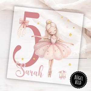 Peut inclure: Illustration rose et blanche avec une ballerine, le chiffre 5 et le prénom "Sarah". La ballerine porte un tutu rose et des chaussons de danse. Des étoiles dorées parsèment l'image. Style aquarelle doux, idéal pour une chambre d'enfant.