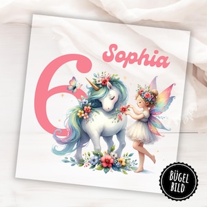 Könnte beinhalten: Eine fantasievolle Illustration mit einem weißen Einhorn mit Regenbogenmähne und floralen Akzenten, einer Fee und dem Namen "Sophia" über einer großen rosa Zahl 6. Ein Schmetterling und Blumen vervollständigen das Design.