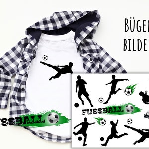 Può includere: Immagini da stirare di giocatori di calcio in silhouette nere con un pallone da calcio verde e bianco e la parola "FUSSBALL" in lettere bianche su uno sfondo verde.