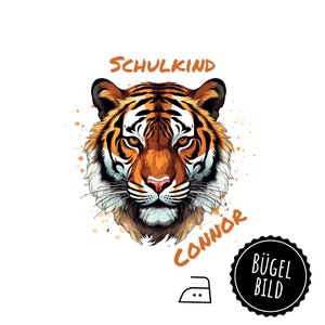 Può includere: Trasferimento da stirare con la testa di una tigre con strisce arancioni e nere, le parole "SCHULKIND CONNOR" e il testo "BÜGEL BILD".
