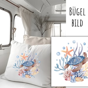 Op de afbeelding: Een aquarel-illustratie van een zeeschildpad die in de oceaan zwemt met koraal, zeesterren en bubbels. De afbeelding is op een witte achtergrond en is perfect voor een kussenhoes of strijktransfer.