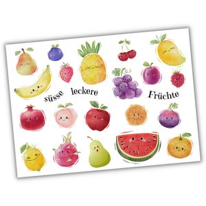 Op de afbeelding: Een kleurrijke illustratie van verschillende vruchten met vrolijke gezichten. De vruchten omvatten een ​​ananas, een watermeloen, kersen, druiven, een granaatappel, een perzik, een appel, een vijg, een drakenvrucht, een peer, een citroen en een mango. De tekst "süsse leckere Früchte" staat in het zwart onderaan de afbeelding.