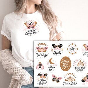 Könnte beinhalten: Ein weißes T-Shirt mit einem rosa und braunen Schmetterlingsmotiv und dem Text "MAGIC Every day". Das Bild zeigt außerdem eine Bogen mit Aufklebern mit verschiedenen Schmetterlings- und Monddesigns und Sätzen wie "Be magic", "You are magical", "Moon Vibes", "Magic Vibes Only", "Own your magic", "Stay Magical" und "Moonchild".